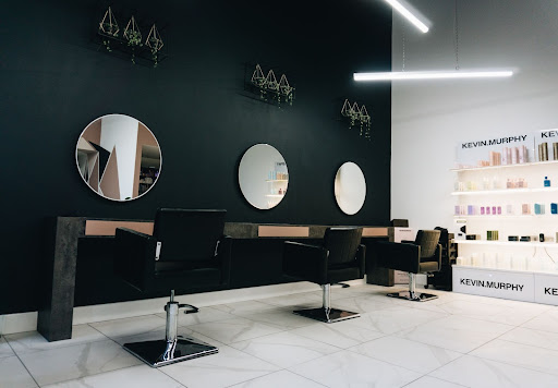 How Entertainment Transforms the Salon Experience